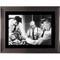 Affiche encadrée Noir et Blanc: Les Tontons Flingueurs - La bouteille de brutal - 50x70 cm (Cadre Tucson)